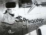 Příď letounu B - 17 s kresbou postavičky Earthquake McGoon. 