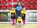 Vítězný žlutý tým zleva: L. Schmidtová, Ondra Baláž, Adéla Schmidtová a trenérka Petra Michalcová. 