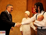 První občánek roku 2011 Andrés Peréz na návštěvě u primátora města Mostu Vlastimila Vozky.